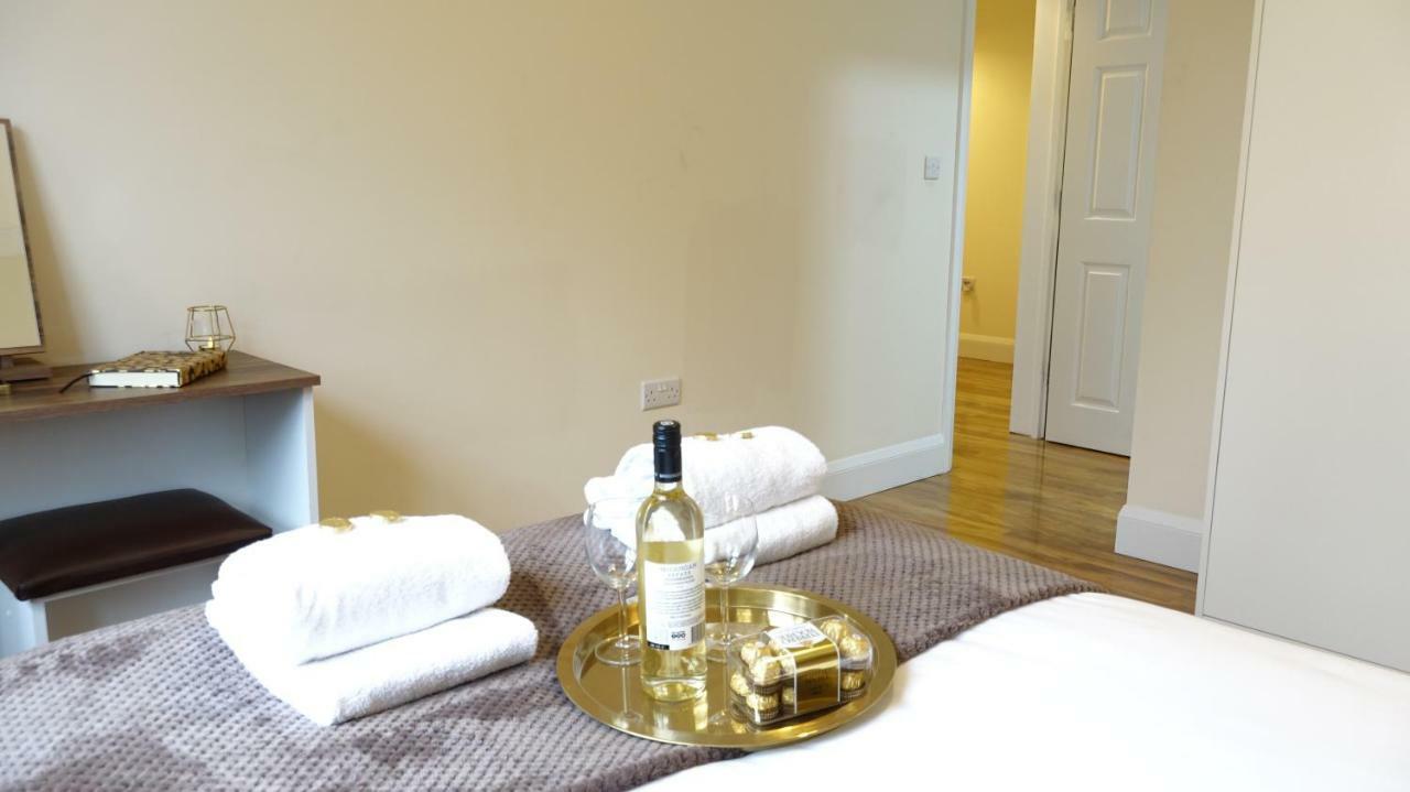 Luxury 2 Bed 2 Bath - Free Parking - 5Min To Airport - Sleeps 6 Apartman Ashford  Kültér fotó