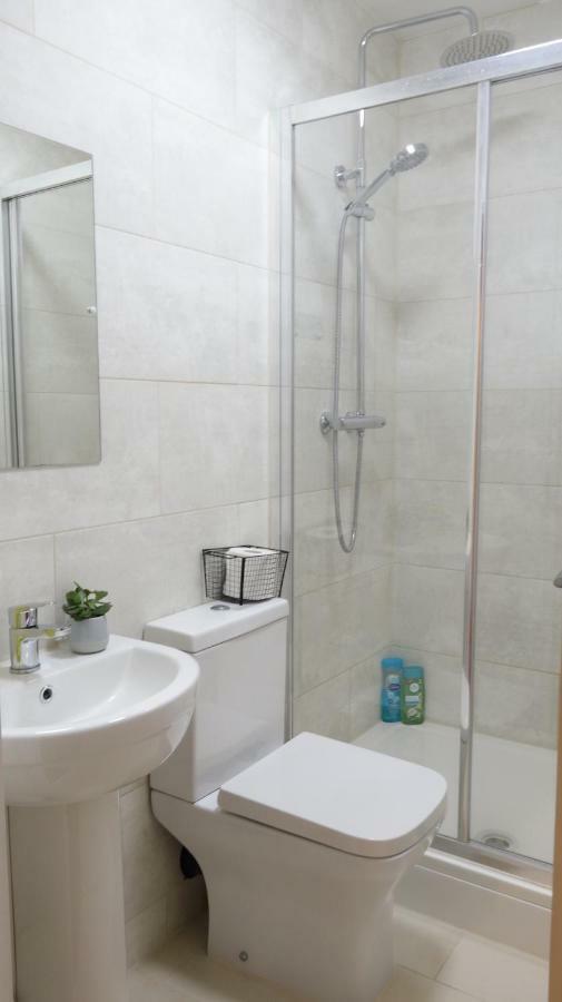 Luxury 2 Bed 2 Bath - Free Parking - 5Min To Airport - Sleeps 6 Apartman Ashford  Kültér fotó