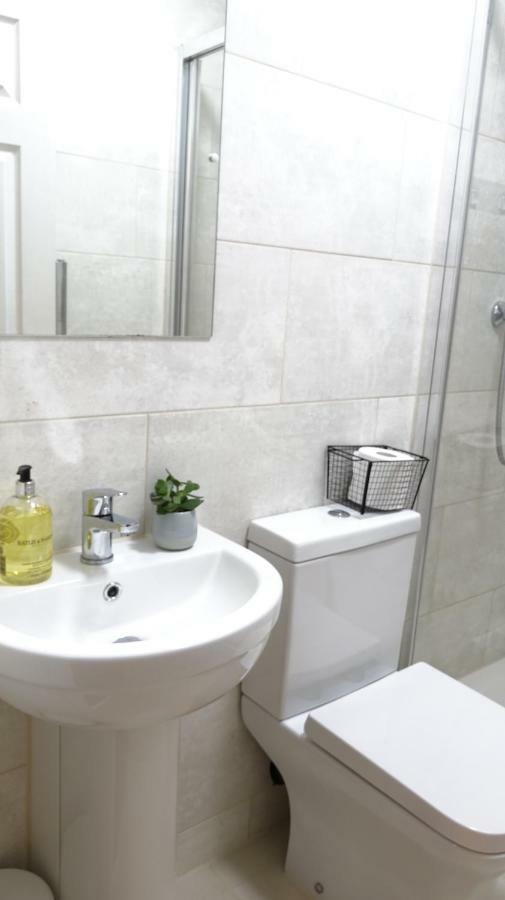 Luxury 2 Bed 2 Bath - Free Parking - 5Min To Airport - Sleeps 6 Apartman Ashford  Kültér fotó